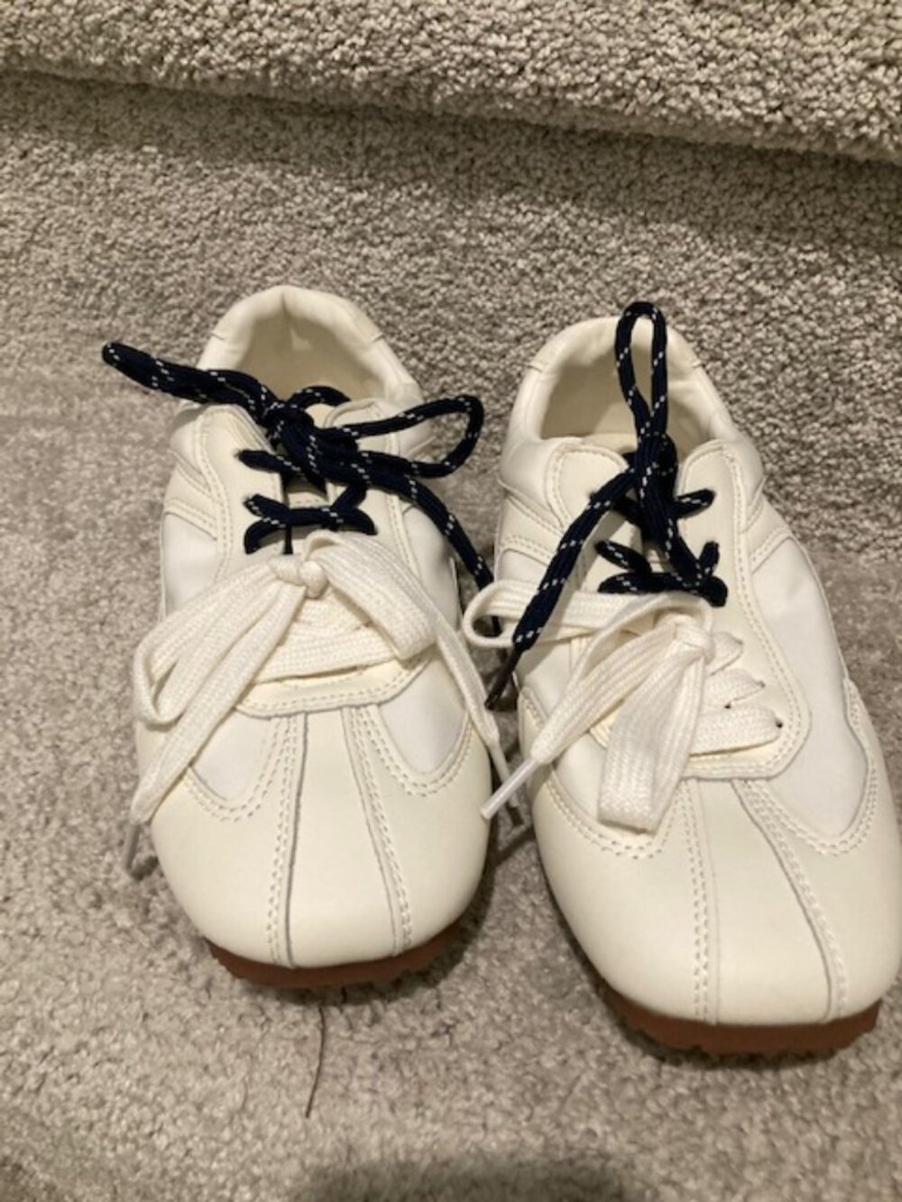 Cream Tennis shoe in leather and two-toned laces